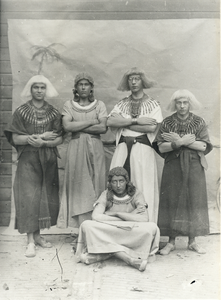 99892 Portret van een groep in het lustrumspel en de maskeradeoptocht met als thema Ichnaton, ter gelegenheid van het ...